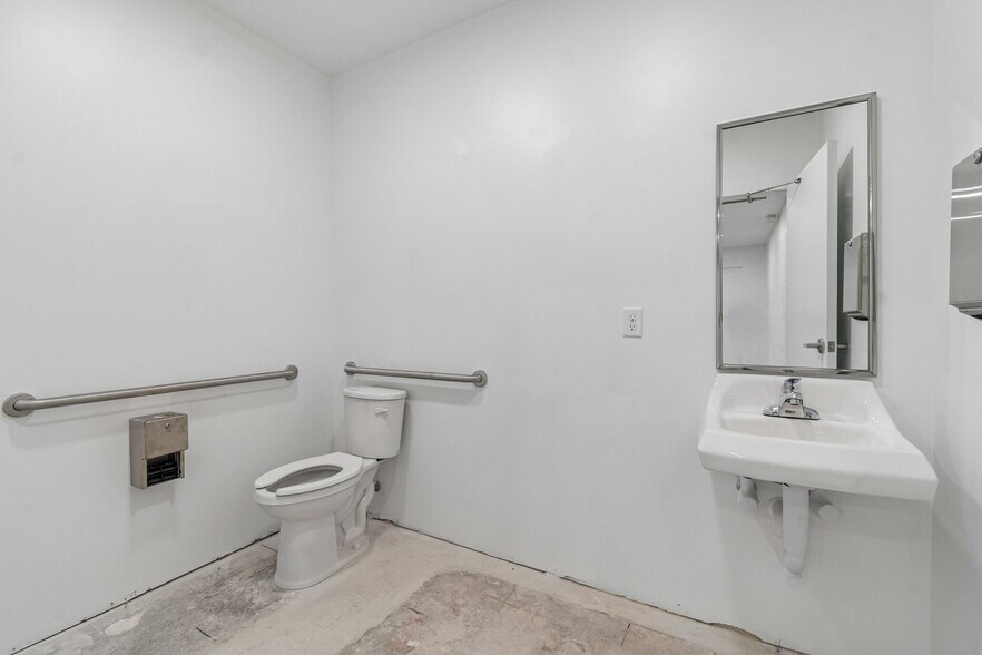 More Photos Of 1956 Kingsley Ave, Orange Park General Retail For Sale