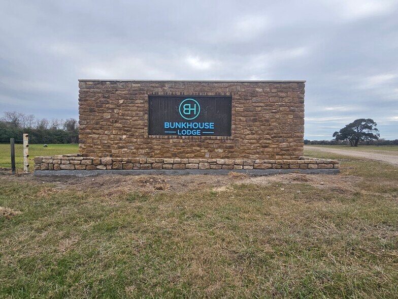 More Photos Of 1811 State Highway 185 E, Seadrift Hotel For Sale