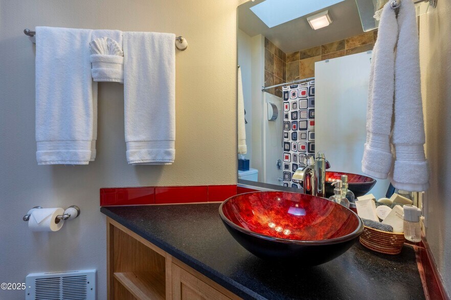 More Photos Of 4925 NW Woody Way, Newport Specialty For Sale