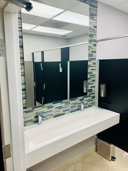 More Photos Of 10305 NW 41st St, Doral Office For Sale