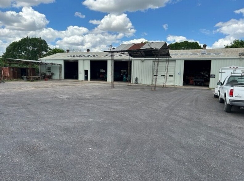 More Photos Of 8505 South Loop E, Houston Industrial For Sale