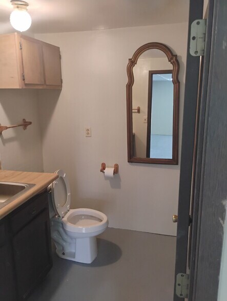 More Photos Of 210 Springfield Rd, Gillespie Flex For Sale