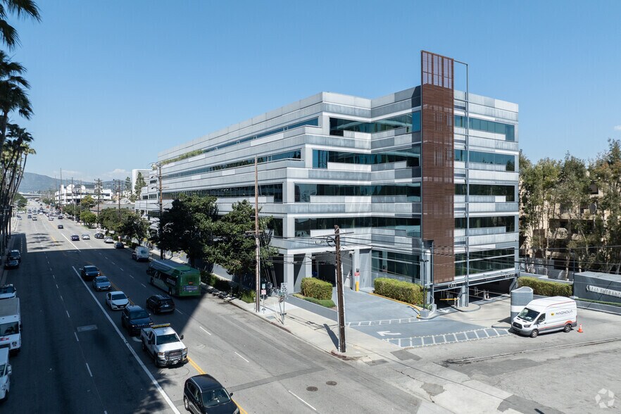 More Photos Of 1640 S Sepulveda Blvd, Los Angeles Office For Lease
