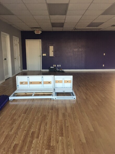More Photos Of 240-246 S Lowry St, Smyrna Storefront Retail Office For Lease