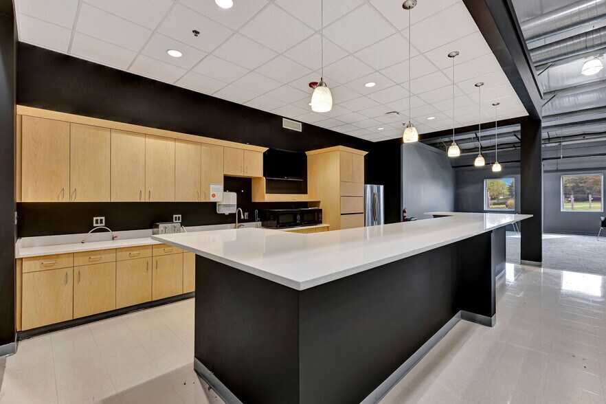 More Photos Of 4400 Port Union Rd, West Chester Light Distribution For Lease