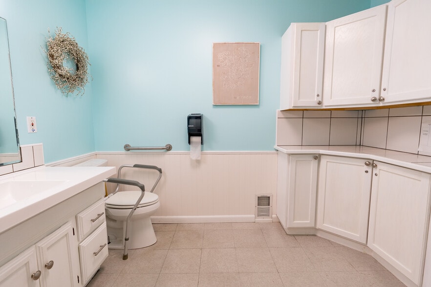 More Photos Of 8 Jennifer Dr, Merrimack Flex For Sale