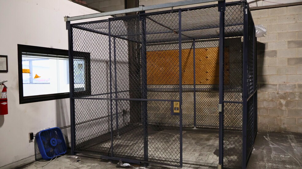 More Photos Of 300 Russell Dr, Middletown Warehouse For Lease