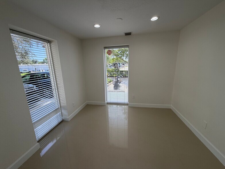 More Photos Of 500 W Commerce Way W, Jupiter Warehouse For Lease