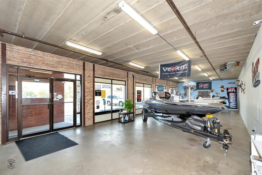 More Photos Of 879 Bedford Rd, Morris Showroom For Lease