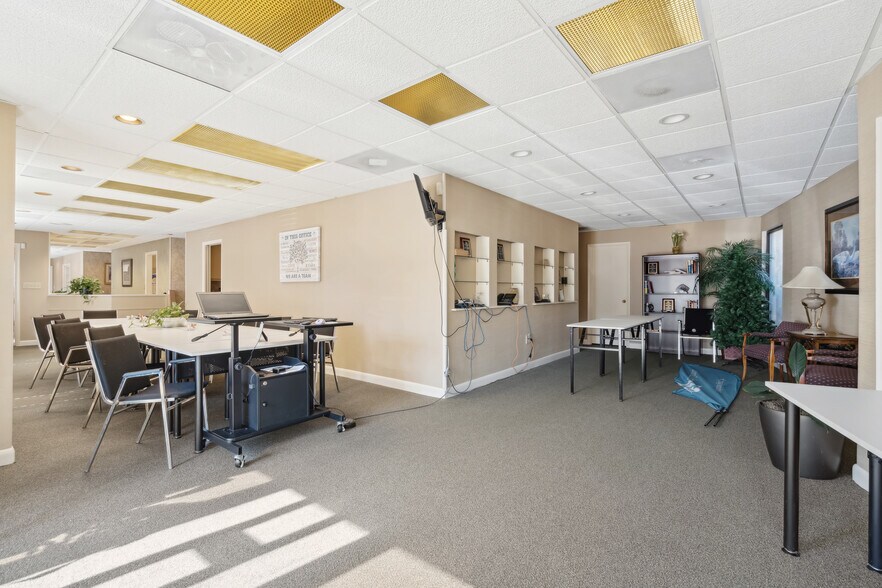 More Photos Of 15 Gamecock Ave, Charleston Office For Sale