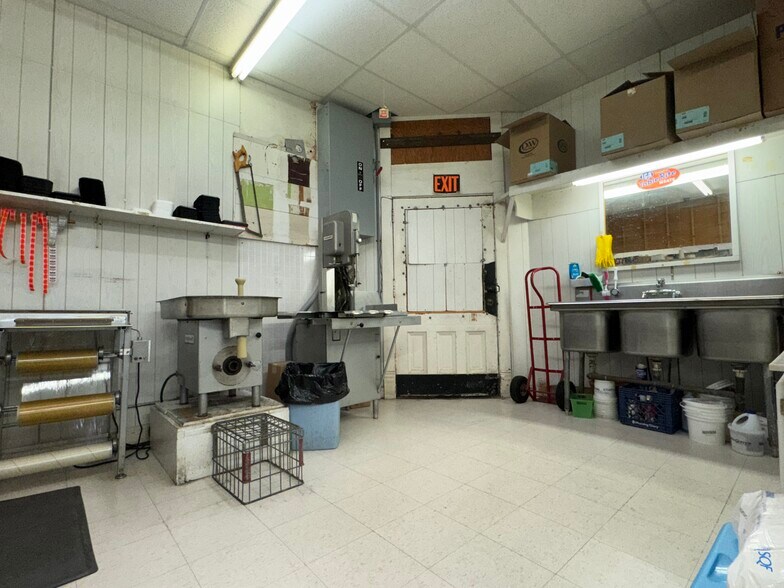 More Photos Of 100 W 2nd St, Sutherland General Retail For Sale