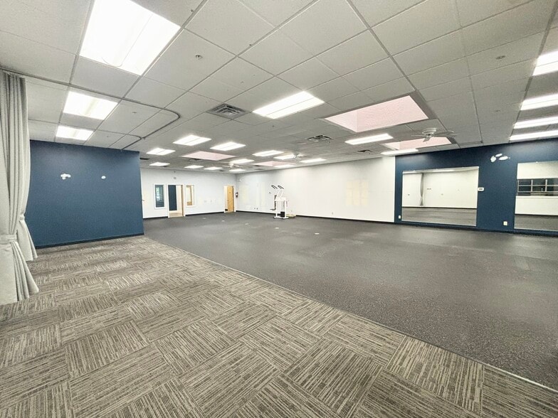 More Photos Of 1251 E McAndrews, Medford Restaurant For Lease