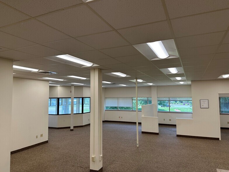 More Photos Of 37 Northwest Dr, Plainville Office For Lease