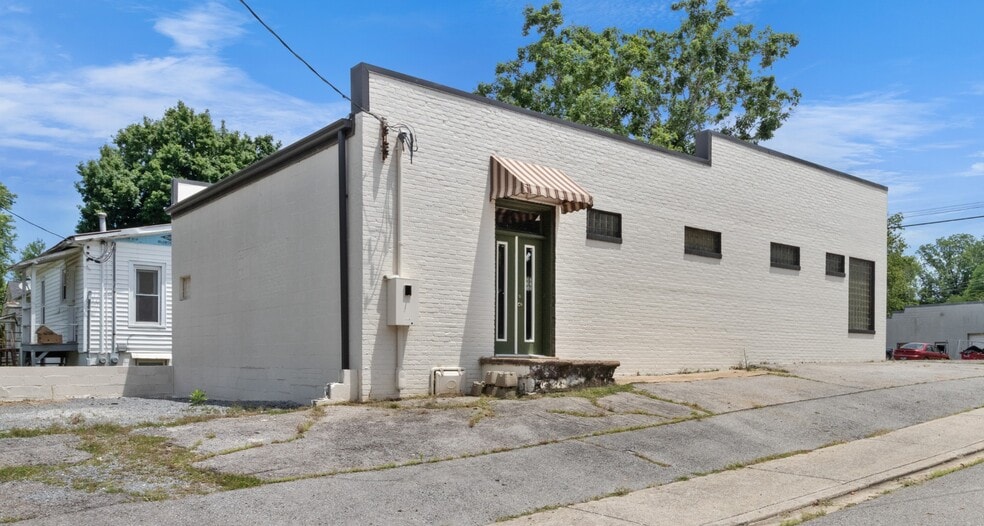 More Photos Of 628 Cumberland Dr, Clarksville Freestanding For Lease