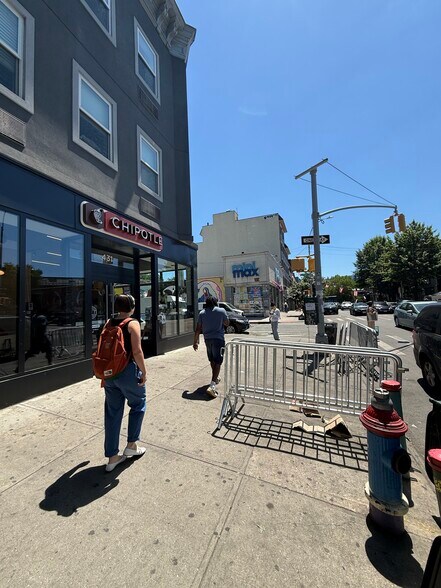 More Photos Of 437 Knickerbocker Ave, Brooklyn Storefront For Lease