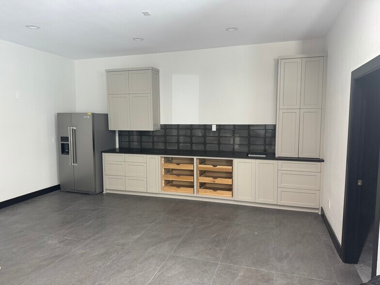 More Photos Of 121 W 6th St, Justin Manufacturing For Sale