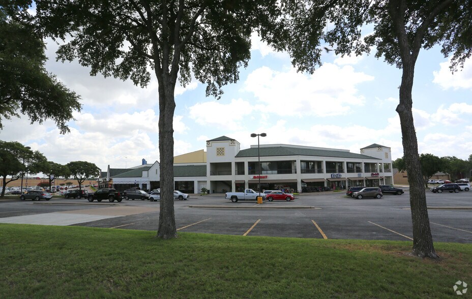 More Photos Of 2200-2404 Airport Fwy, Bedford Freestanding For Lease