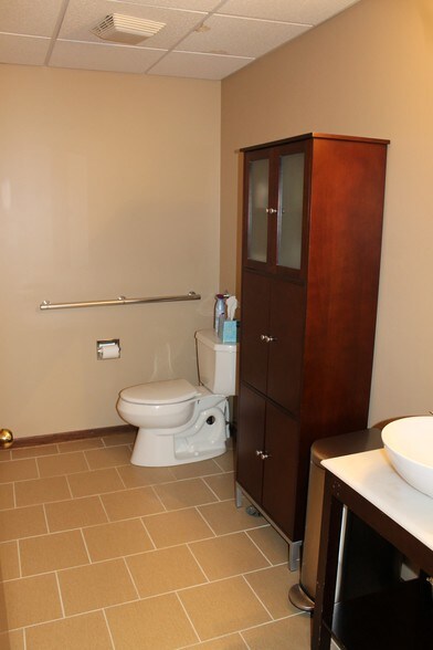 More Photos Of 421-425 Williamsburg Dr, Geneva Medical For Lease