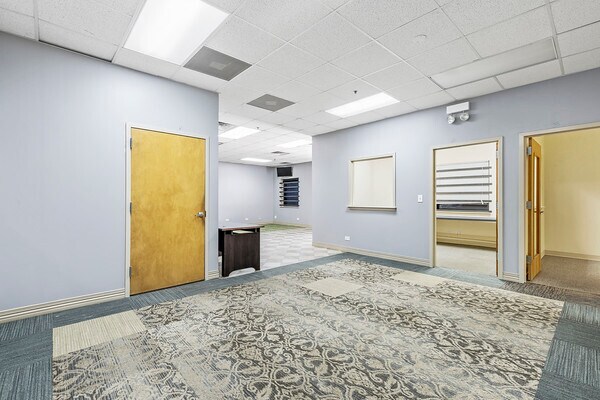 More Photos Of 501-565 N Wolf Rd, Wheeling Warehouse For Sale