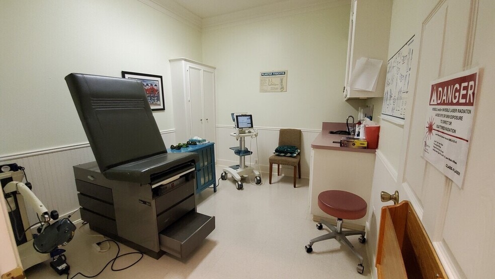 More Photos Of 345 E Parkwood Ave, Friendswood Office For Lease