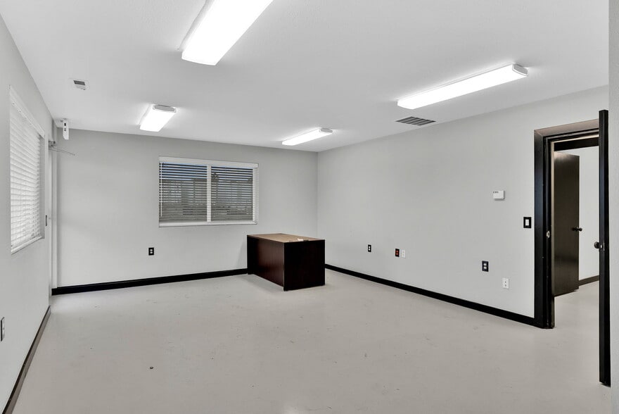 More Photos Of 11445 N Reed Rd, Hayden Warehouse For Lease