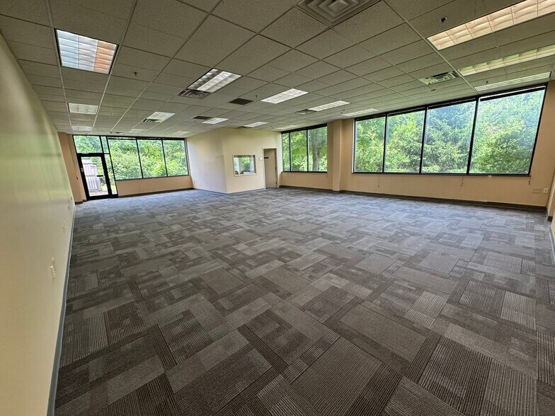 More Photos Of 2031 Nelson Miller Pky, Louisville Office For Lease