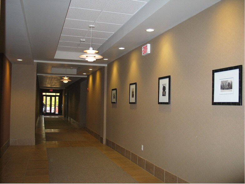More Photos Of 10 Airline Dr, Albany Office For Lease