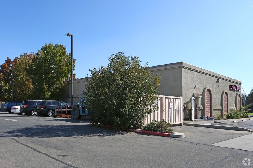 More Photos Of 1835 Ashlan Ave, Clovis Freestanding For Lease