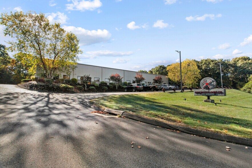 More Photos Of 13 Parkway Dr, Plainfield Warehouse For Lease