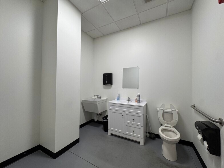 More Photos Of 5700 Eastside Parkway Dr, Gas City Light Distribution For Lease