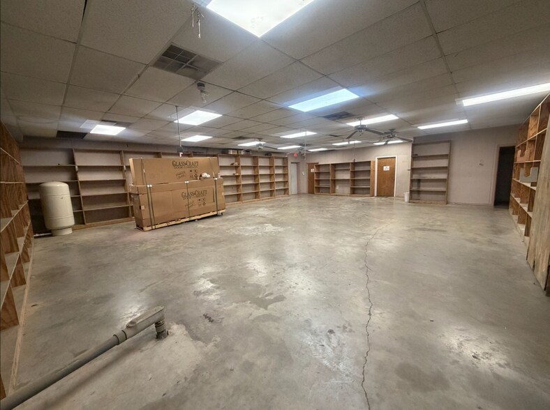 More Photos Of 115-119 Plaza W, Texarkana Warehouse For Sale