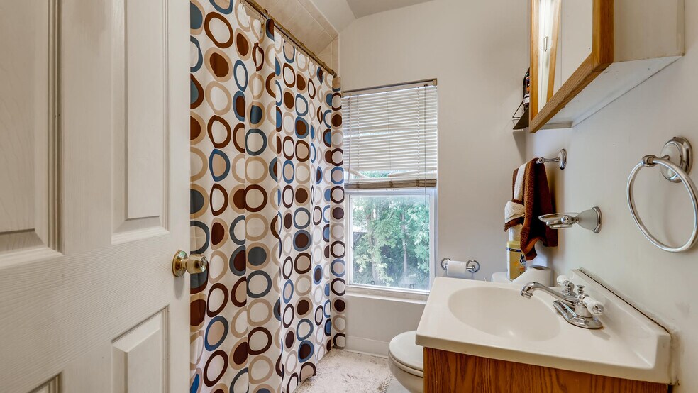 More Photos Of 231 N Milwaukee Ave, Wheeling Freestanding For Sale