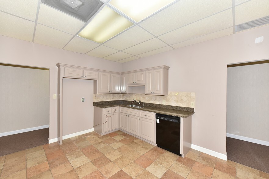 More Photos Of 3120 Medlock Bridge Rd, Peachtree Corners Light Distribution For Sale