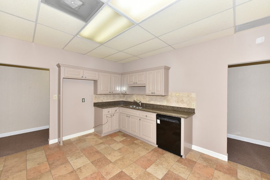 More Photos Of 3120 Medlock Bridge Rd, Peachtree Corners Light Distribution For Lease