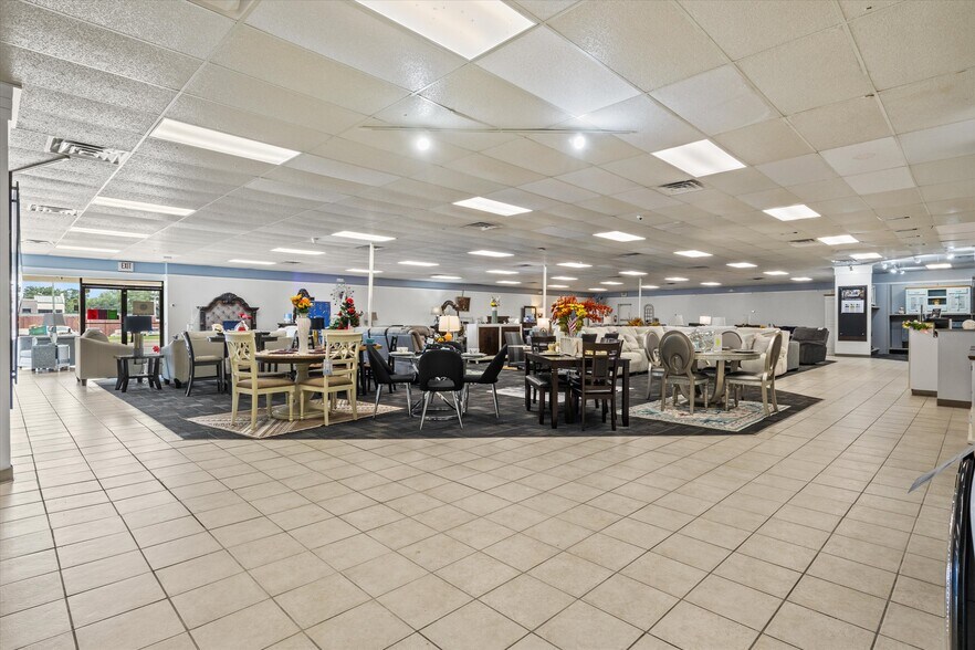 More Photos Of 304 W Jefferson St, Quincy Freestanding For Sale