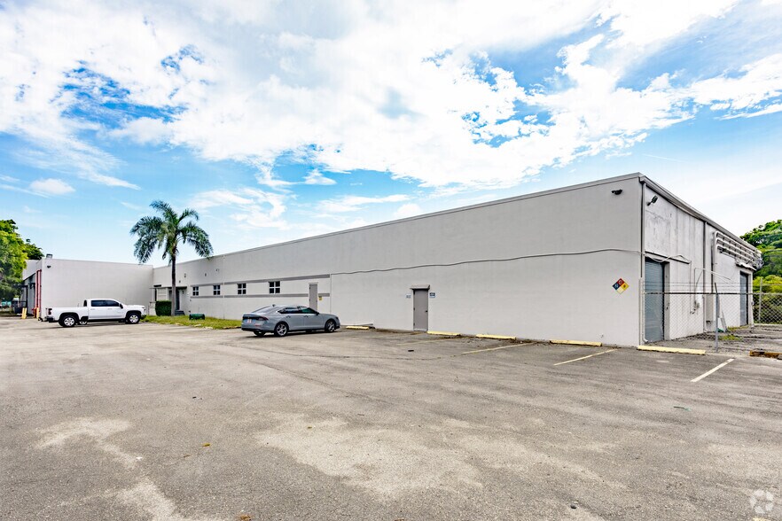 More Photos Of 700 NW 57th Ct, Fort Lauderdale Warehouse For Lease