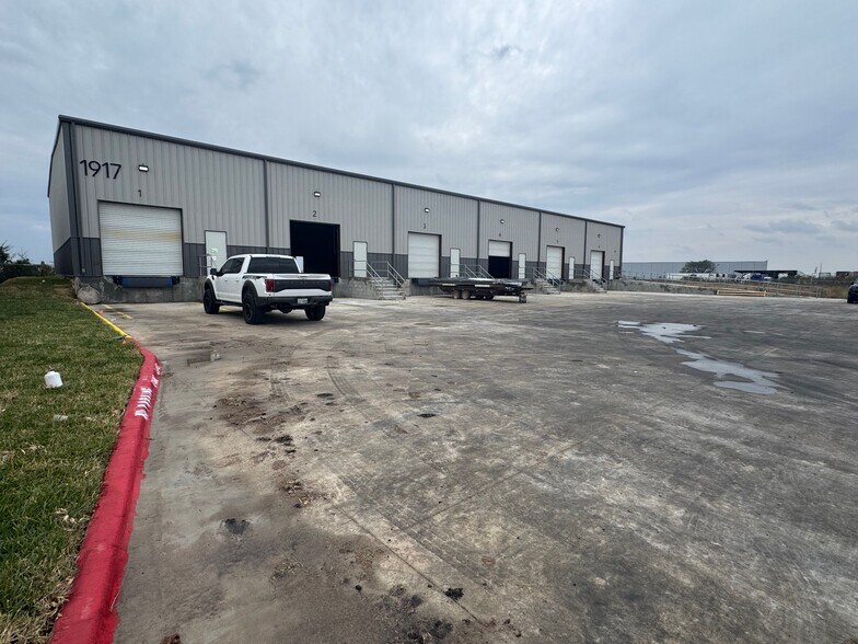 More Photos Of 1917 Tanya Ave ave, McAllen Warehouse For Lease