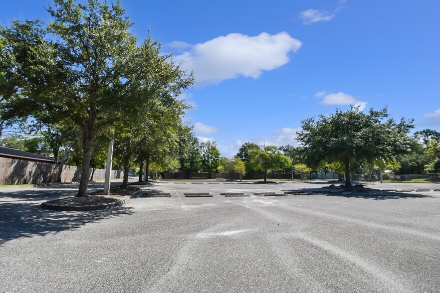 More Photos Of 9512 Sunbeam Center Dr, Jacksonville Office For Lease