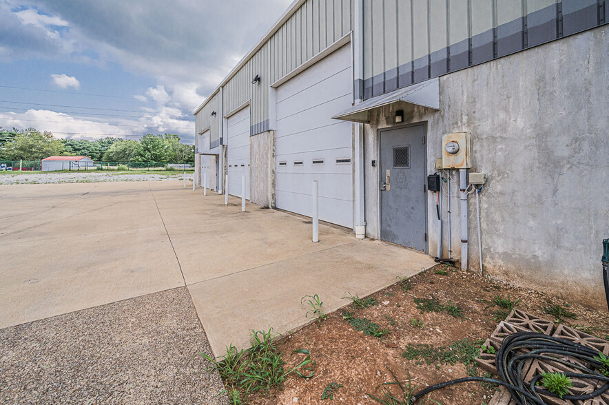 Primary Photo Of 310 Cypress Wood Ln, Bowling Green Warehouse For Lease