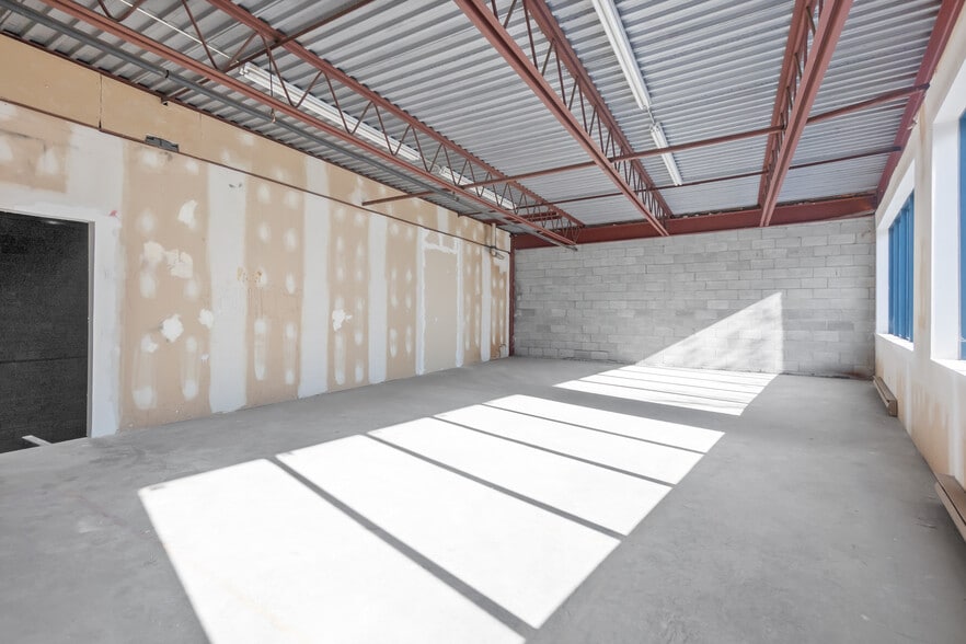 More Photos Of 403-409 Rue Saint-Roch, Montréal Warehouse For Sale