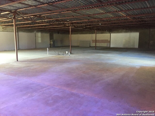 More Photos Of 1701 E State Highway 97, Jourdanton Flex For Lease