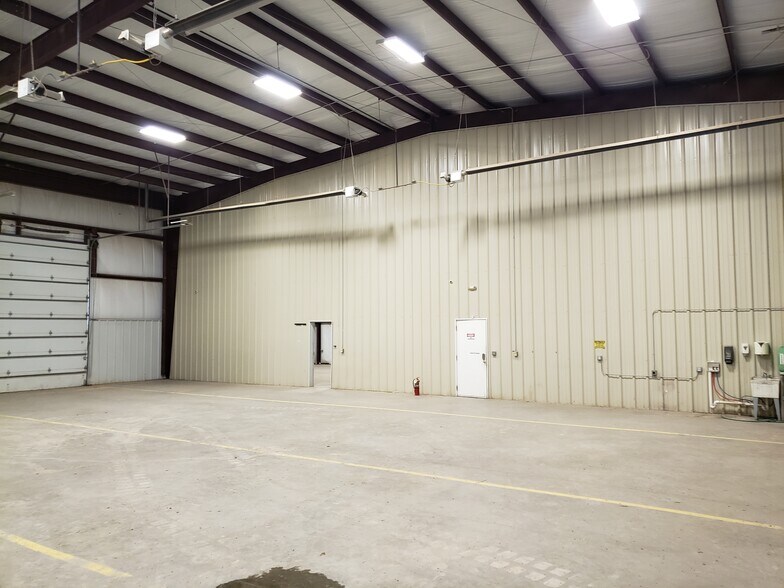 More Photos Of 74 Fm 2119, Pecos Industrial For Lease