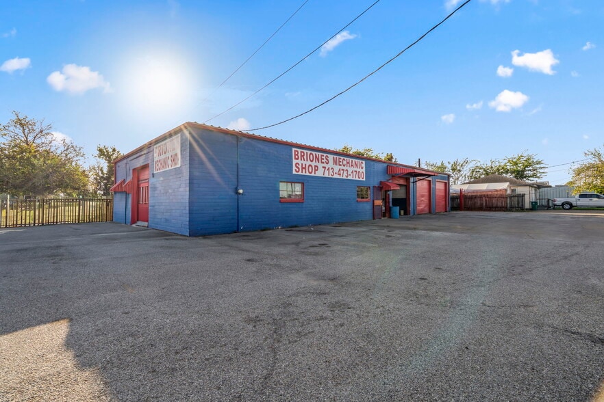 More Photos Of 1201 Preston Ave, Pasadena Auto Repair For Sale
