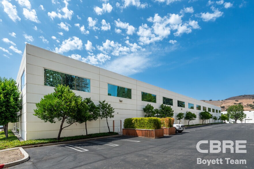 More Photos Of 26025 Mureau Rd, Calabasas Office For Sale