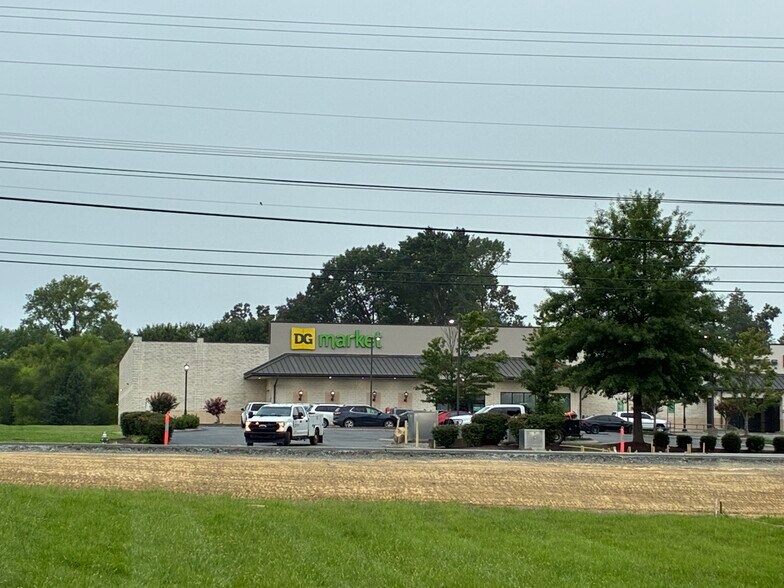 More Photos Of 2904 US 31 W, White House General Retail For Lease