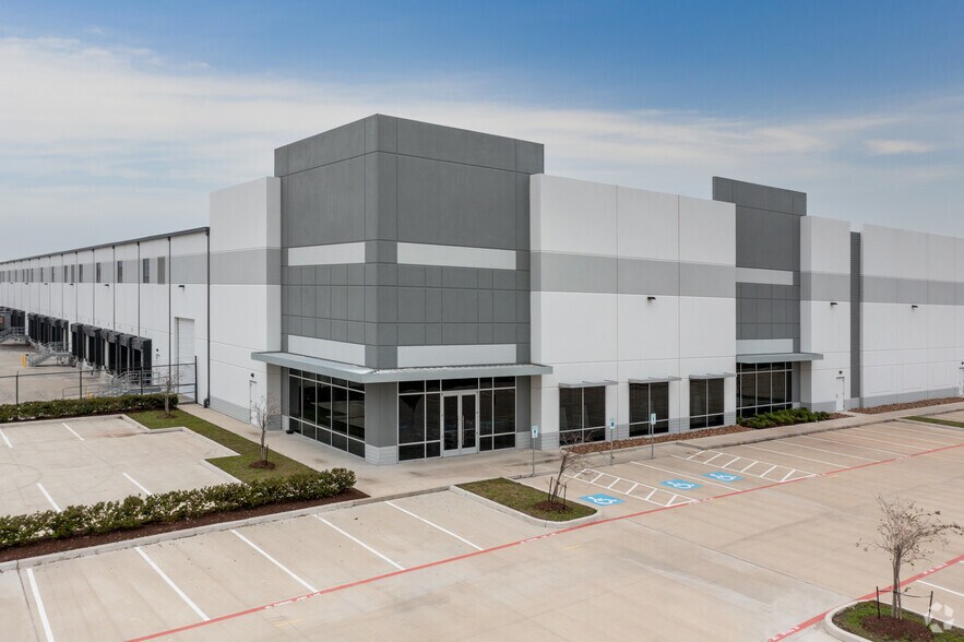 More Photos Of 10565 Red Bluff Rd, Pasadena Distribution For Lease