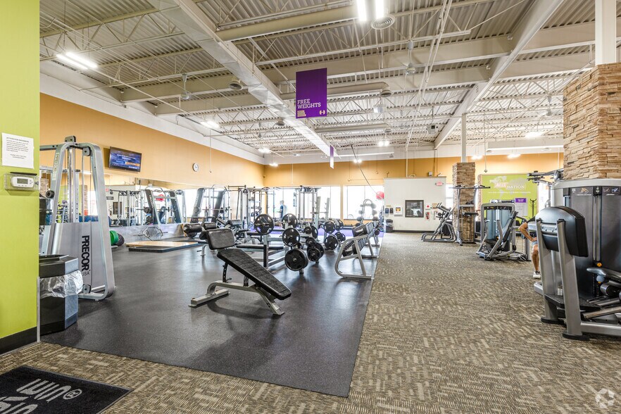 More Photos Of 1605 1st St S, Willmar Storefront For Lease