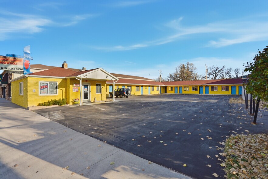 More Photos Of 214 E Cleveland St, Sundance Hotel For Sale