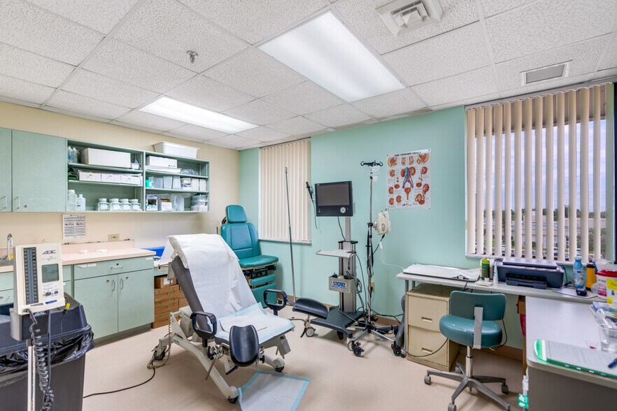 More Photos Of 2525 Harbor Blvd, Port Charlotte Medical For Lease