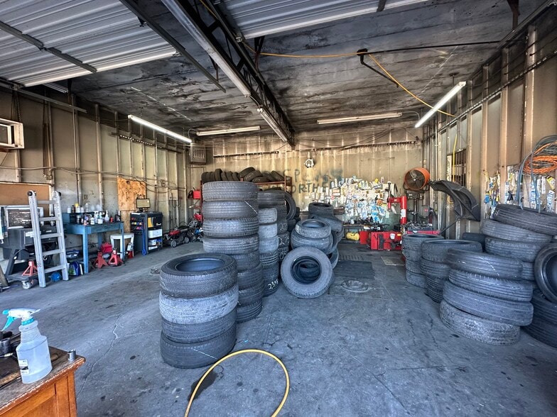 More Photos Of 2320 E Berry St, Fort Worth Flex For Sale